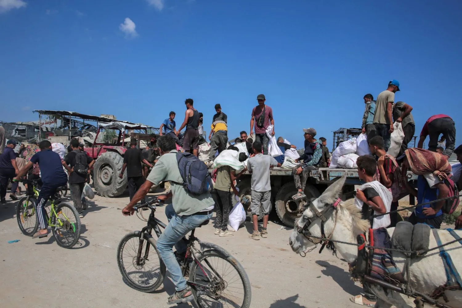 الدفاع المدني في غزة يعلن توقف 60% من مركباته بسبب نقص الوقود وقطع الغيار