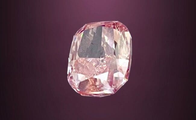 شرطة دبي تحبط مخططًا لسرقة ماسة وردية نادرة بقيمة 25 مليون دولار