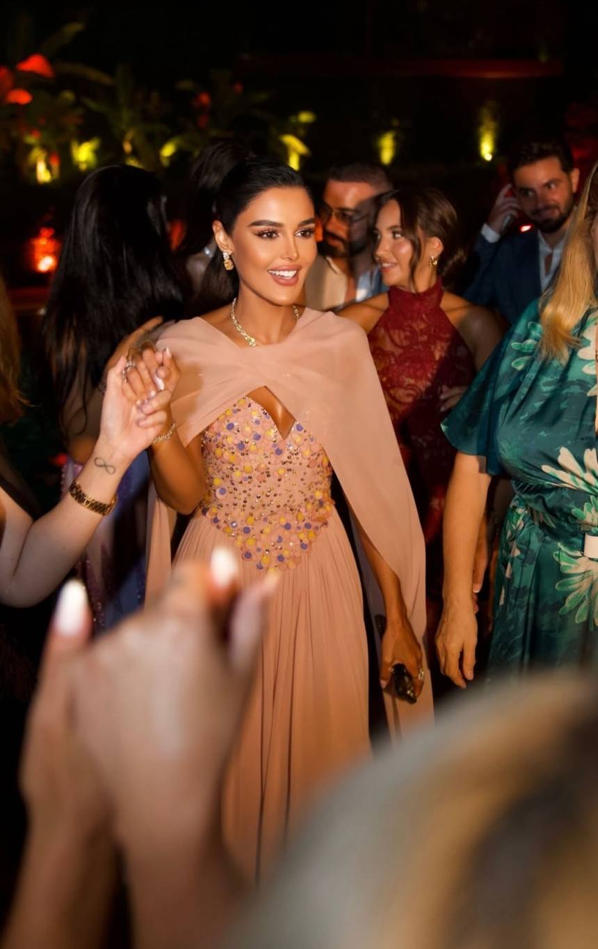 الفاشينيستا مرمر تتألق بإطلالة ملكية في حفل ما قبل زفاف "الدكتورة يومي"