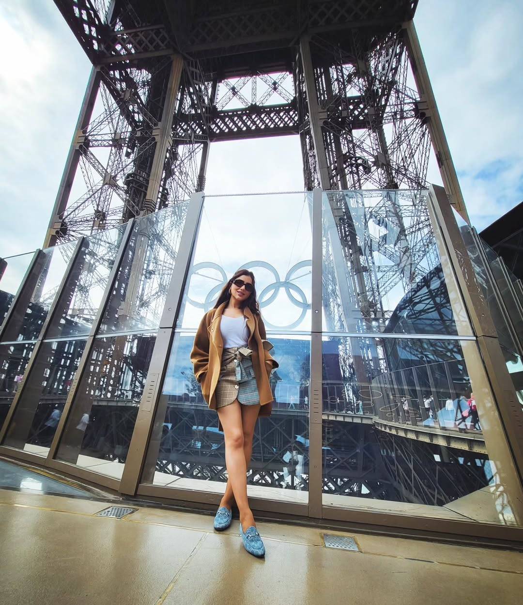 أسلوب مي عمر في الموضة: تنانير قصيرة تعكس شخصيتها المرحة