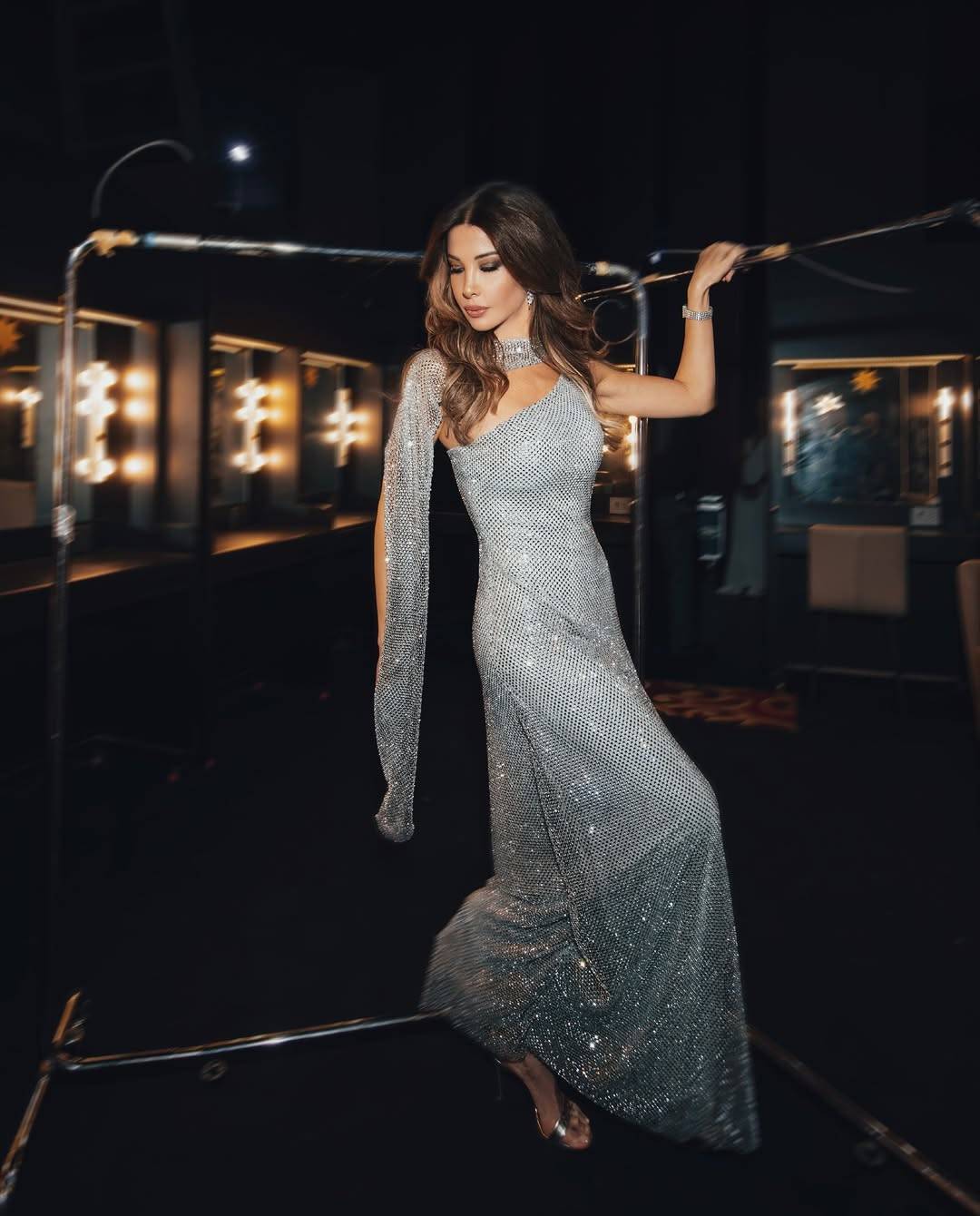 نانسي عجرم تتألق بفستان فضي في حفل ليلي راقٍ