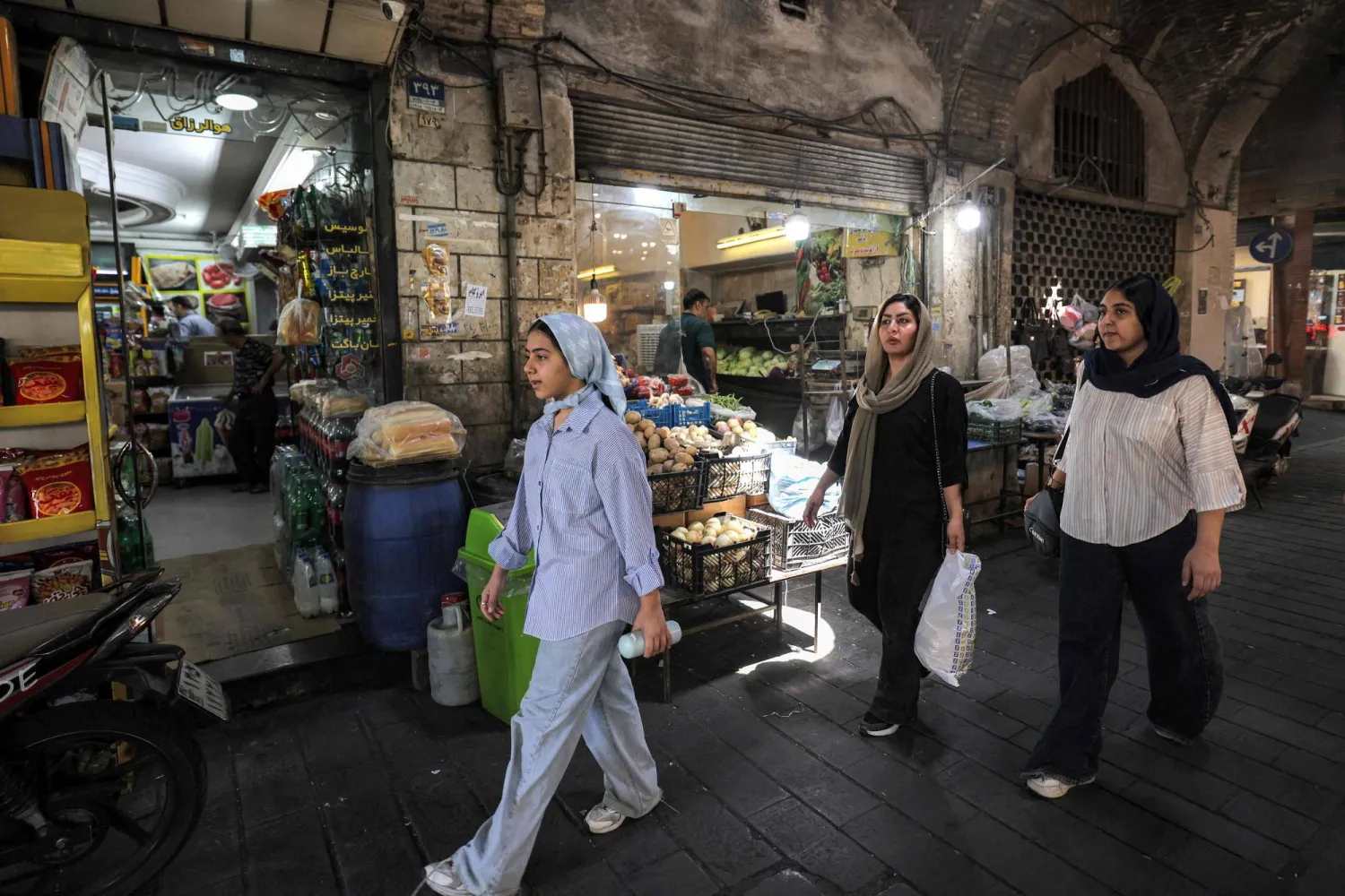 موجة حرّ خانقة تغلق الإدارات في إيران وتحذيرات من "إفلاس مائي" وشيك