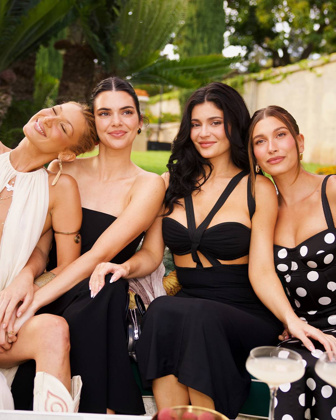 هايلي بيبر وبيلا حديد تتألقان بإطلالات صيفية جريئة في حفل إطلاق عطر جديد