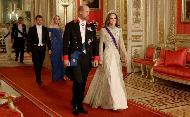 كيت ميدلتون تخطف الأنظار في مأدبة رسمية بفستان من توقيع مصممة غير متوقعة