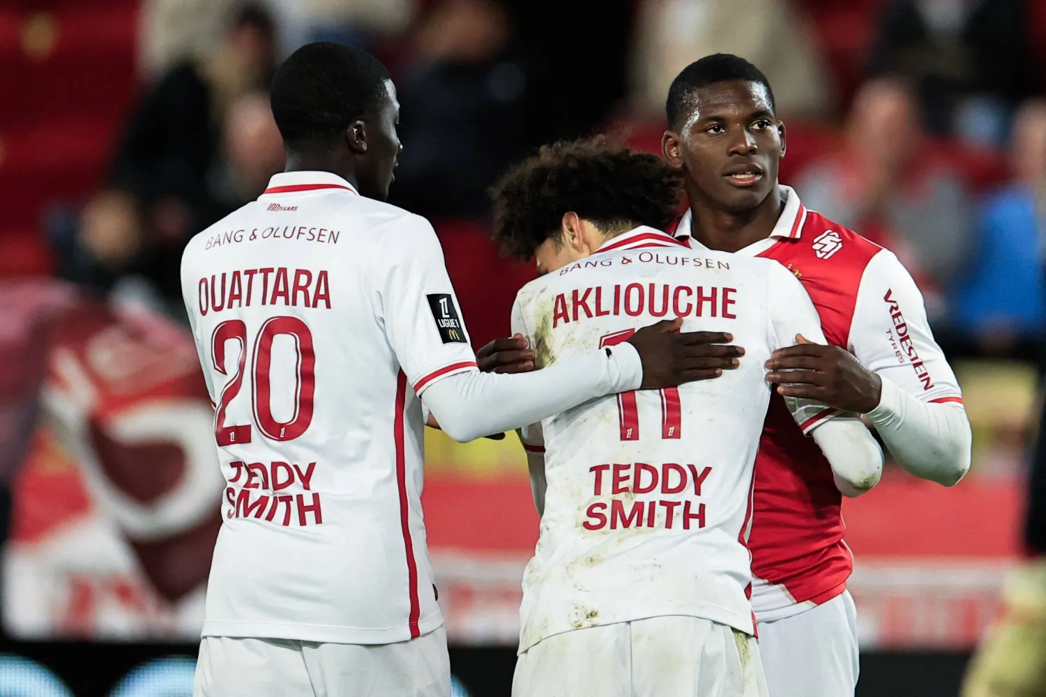 خلل في التكييف يجبر لاعبي موناكو على خلع ملابسهم خلال رحلة إلى بلجيكا