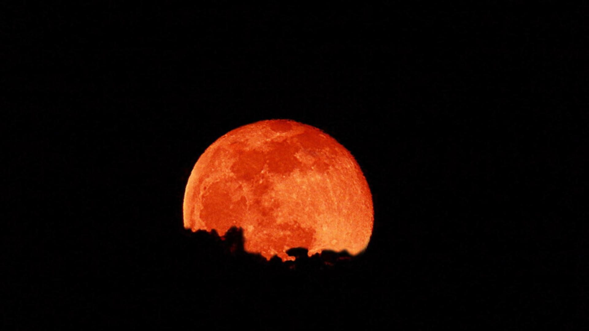 قمر الدم يتلألأ في سماء أيلول: خسوف كلي للقمر يرتسم بظلال حمراء