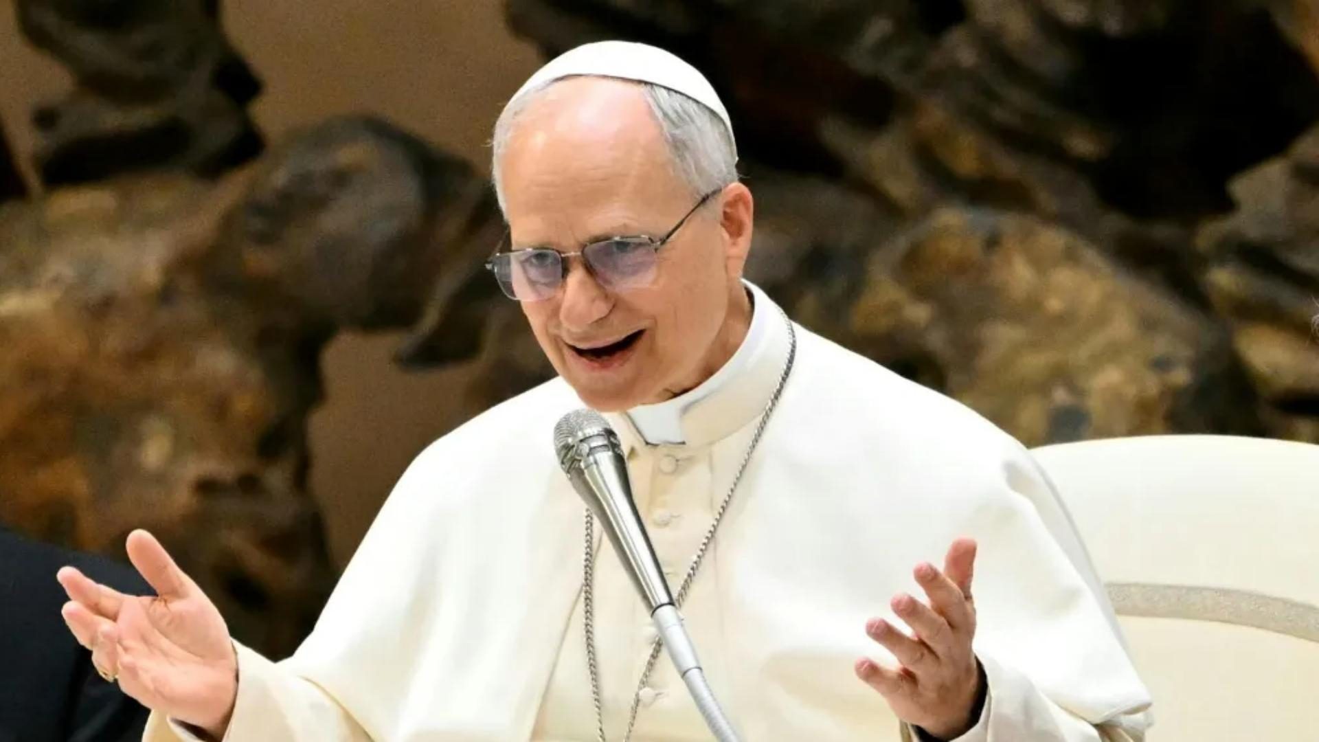 البابا لاوون يصل إلى مقرّ إقامته في حريصا وسط استقبال شعبي حاشد