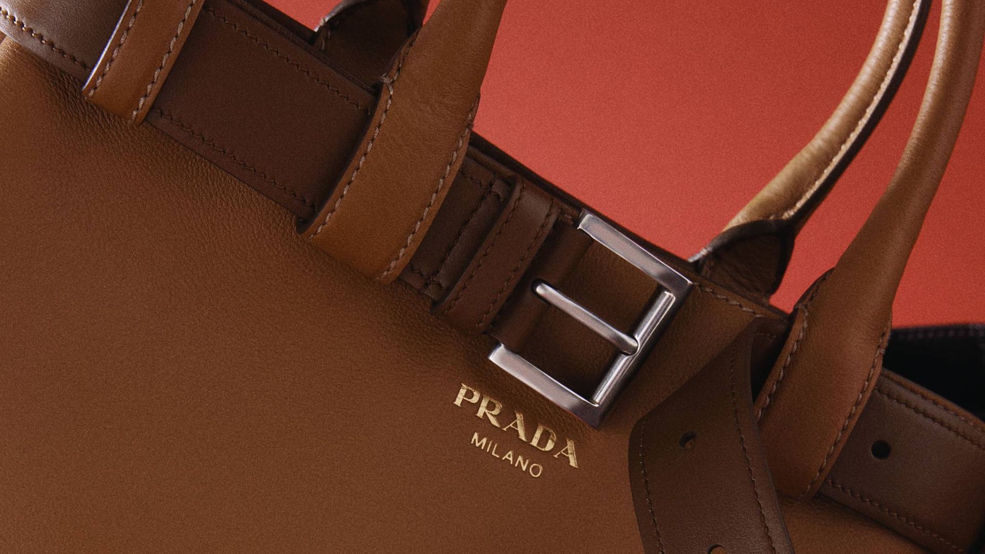 حزام Prada.. لمسة فخامة تحوّل الإطلالة إلى بيان تصميمي مميز