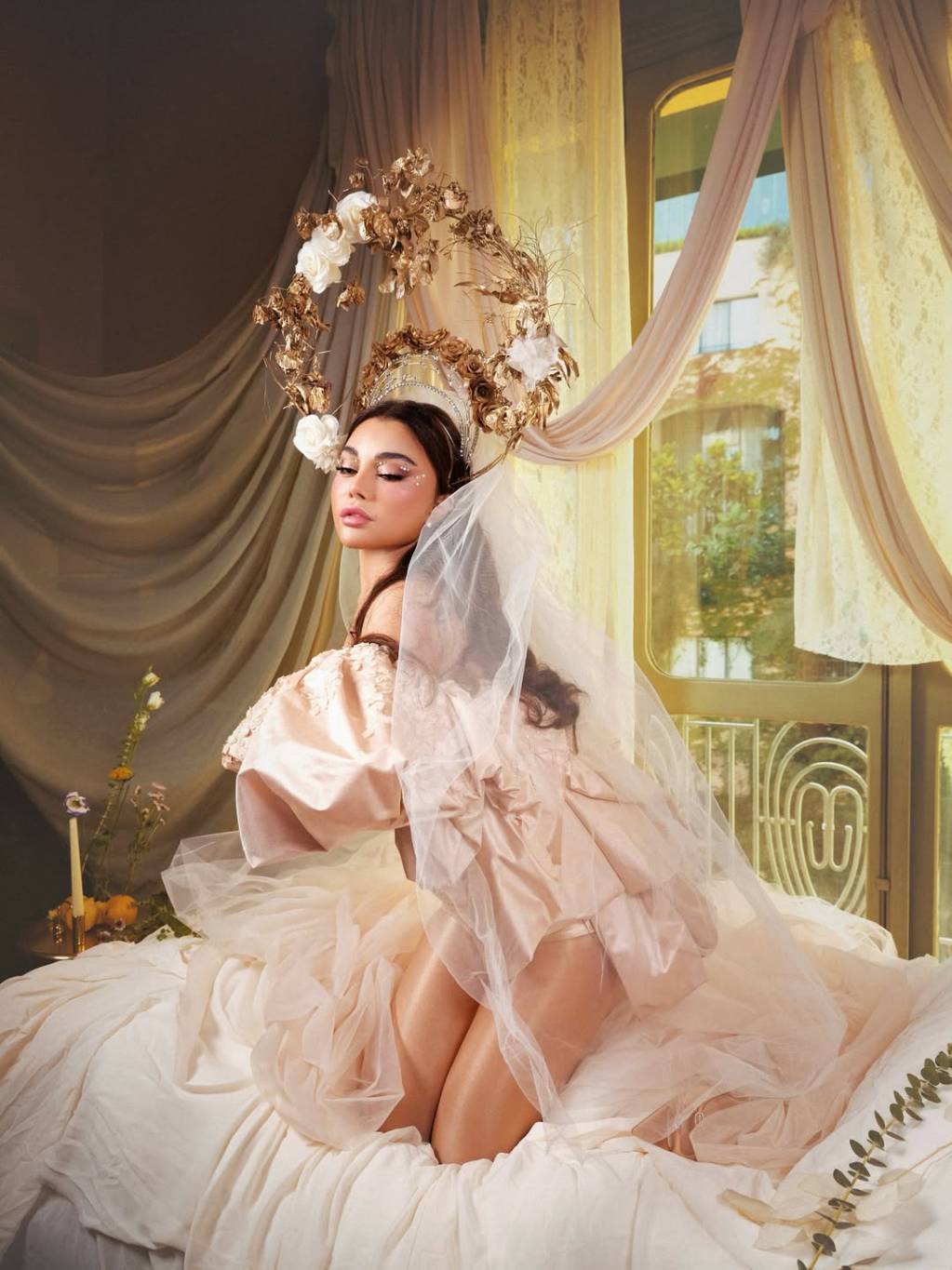 هيفاء وهبي تتألق بإطلالة ذهبية درامية توقّعها نيكولا جبران