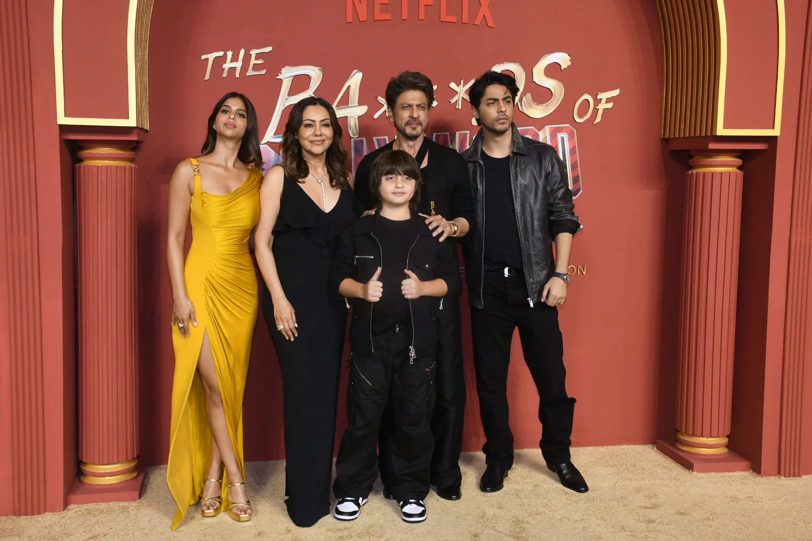 أناقة تجمع بين الكلاسيكية والجرأة في العرض الأول لسلسلة The Bads of Bollywood