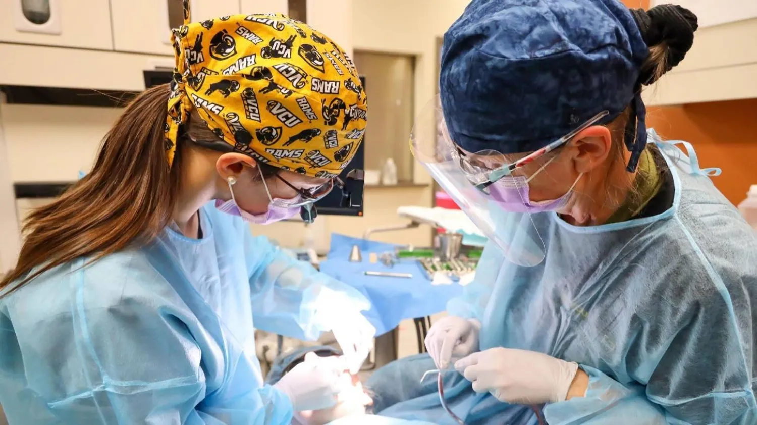 مسحوق طبيعي من الجوافة والتفاح والتين… بديل واعد للمضادات الحيوية في علاج أمراض اللثة