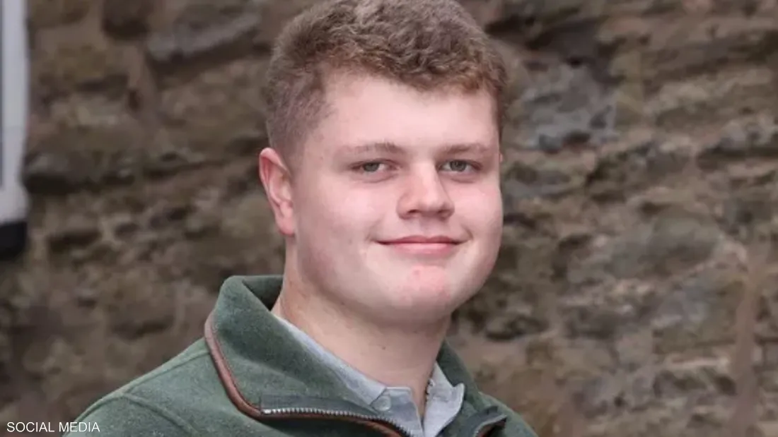 حلاق بريطاني ينقذ حياة مراهق باكتشافه ورماً سرطانيا أثناء قص الشعر