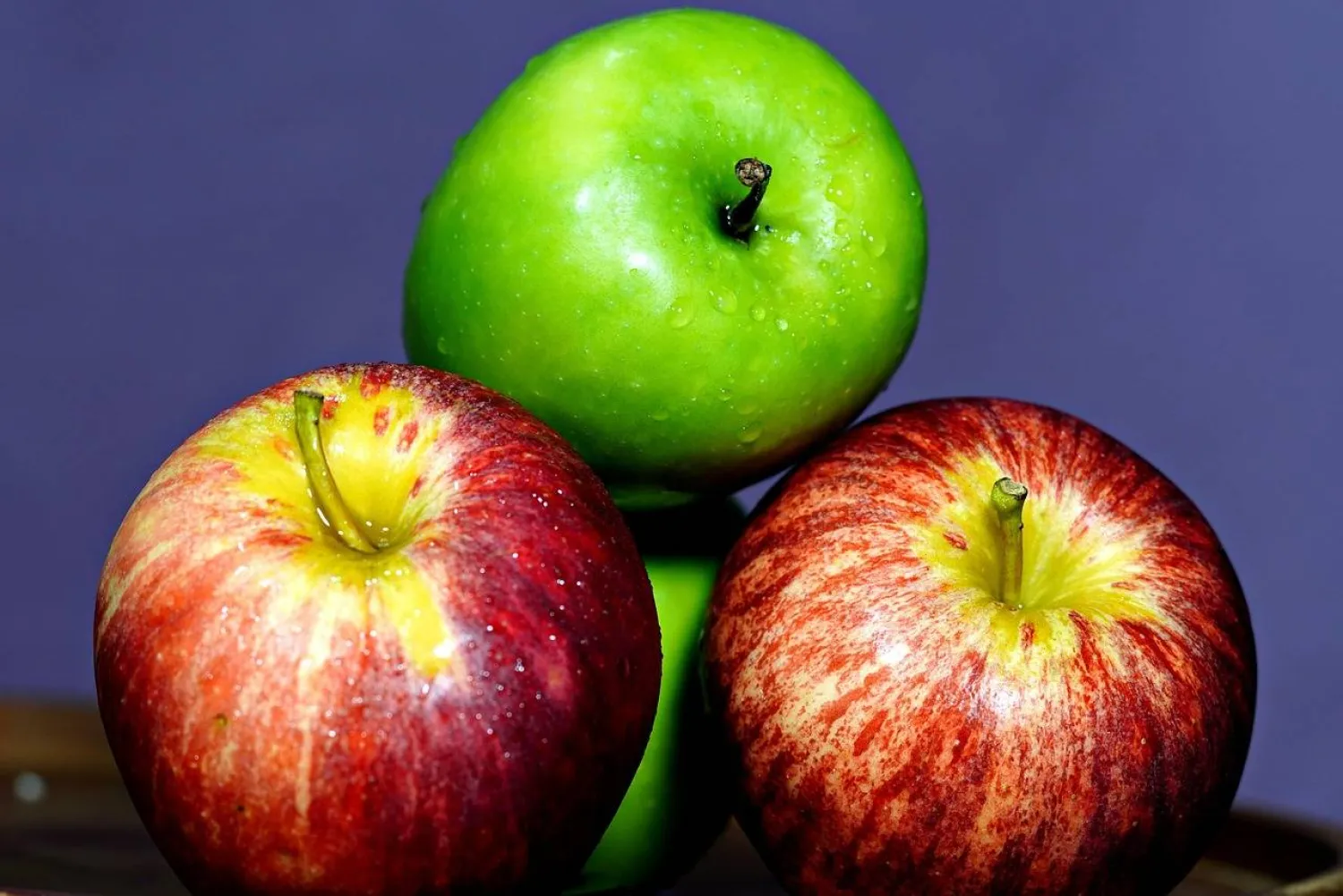 التفاح… فاكهة لصحة القلب والجهاز الهضمي وتنظيم السكر في الدم