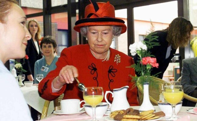 الملكة إليزابيث وحبها للطعام البسيط حول العالم