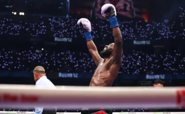 تيرينس كروفورد يتوّج بطلاً بلا منازع في مواجهة القرن ضد كانيلو ألفاريز ضمن موسم الرياض 2025