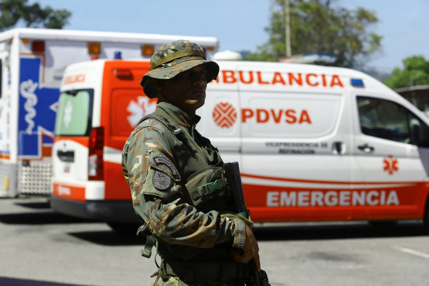 جندي من جيش فنزويلا خلال تدريبات وطنية على مواجهة الزلازل والكوارث الطبيعية