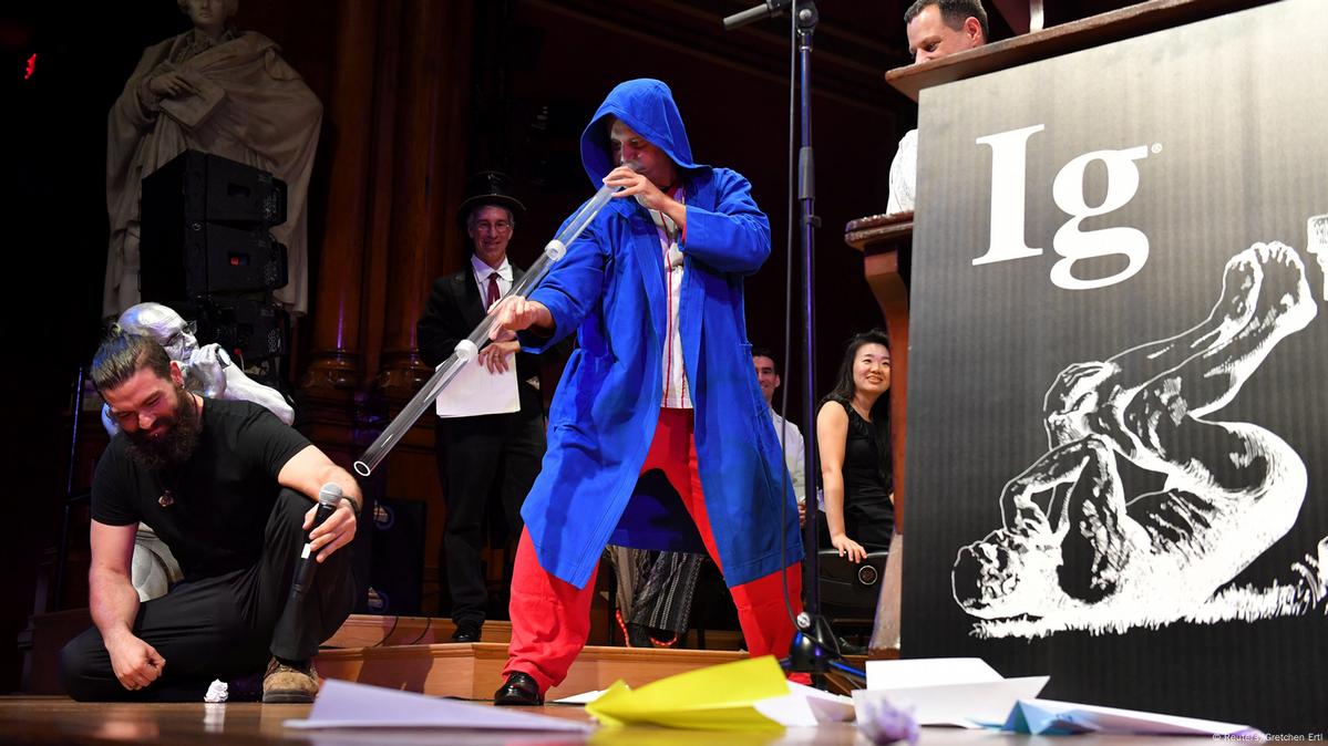 جوائز "إيغ نوبل": حين يلتقي العلم بالضحك