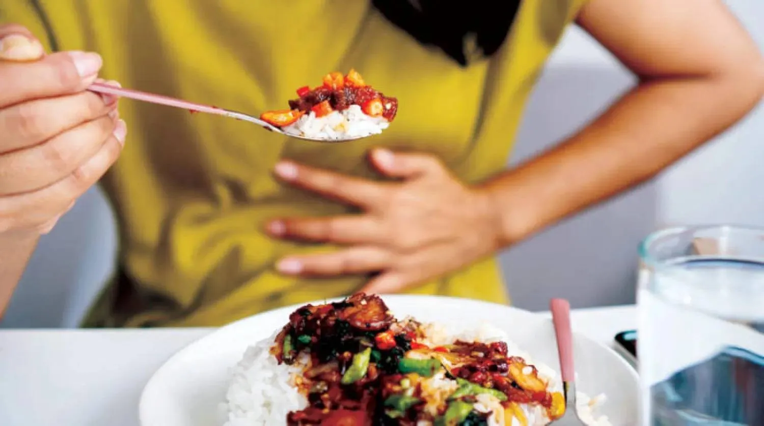 حرقة المعدة… علاجات طبيعية وأدوية ونصائح يومية للوقاية