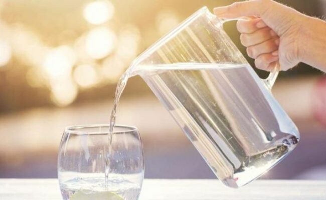 شرب الماء صباحاً: خطوة بسيطة لصحة أفضل للجسم والبشرة