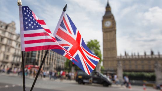 علما أميركا وبريطانيا أمام ساعة بيغ بين – (آيستوك)
