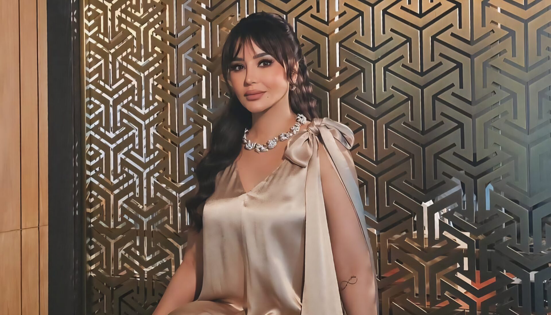 لجين عمران تخطف الأنظار بفستان ذهبي أنثوي ومجوهرات فاخرة