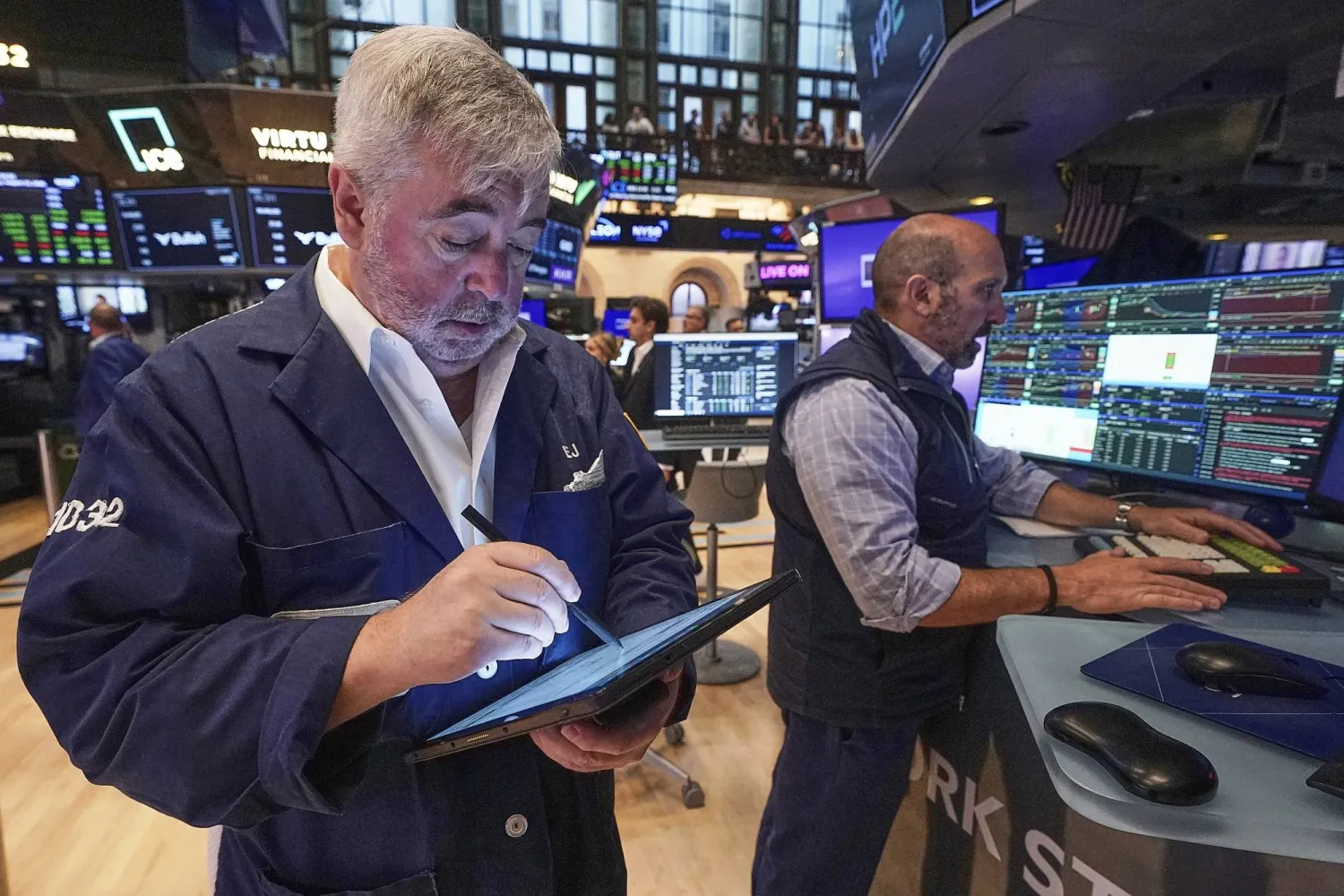 متداولون يعملون في بورصة نيويورك