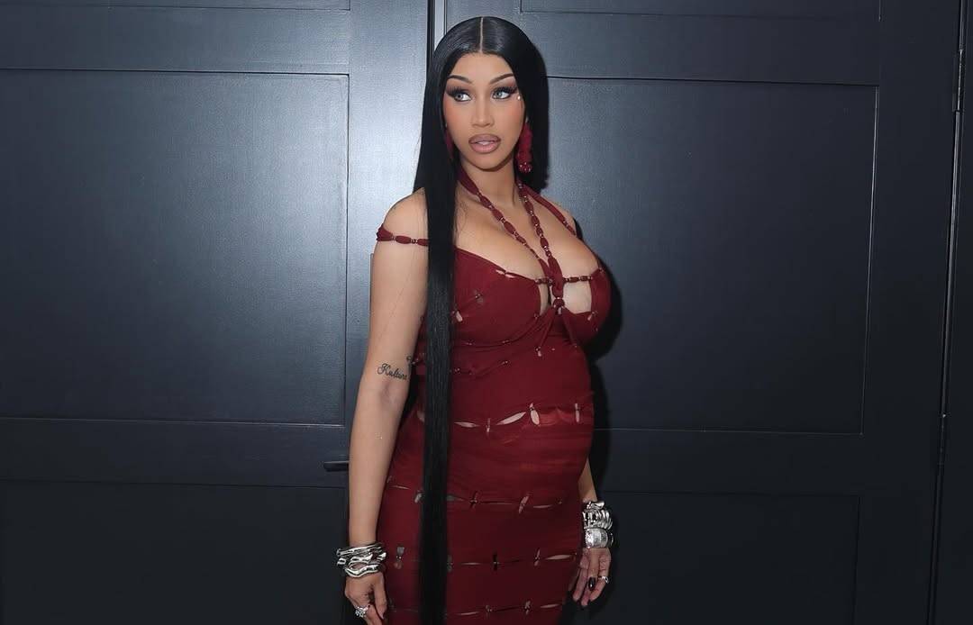 كاردي بي تحتفل بعيد ميلادها الـ33 بفستان ضيق يبرز حملها بطفلها الرابع