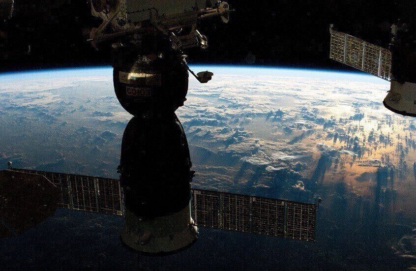 رواد فضاء روس يزرعون بلورات مثالية في الفضاء المفتوح لأول مرة في التاريخ