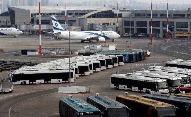 طفل يتسلل إلى طائرة في مطار بن غوريون دون جواز أو تذكرة