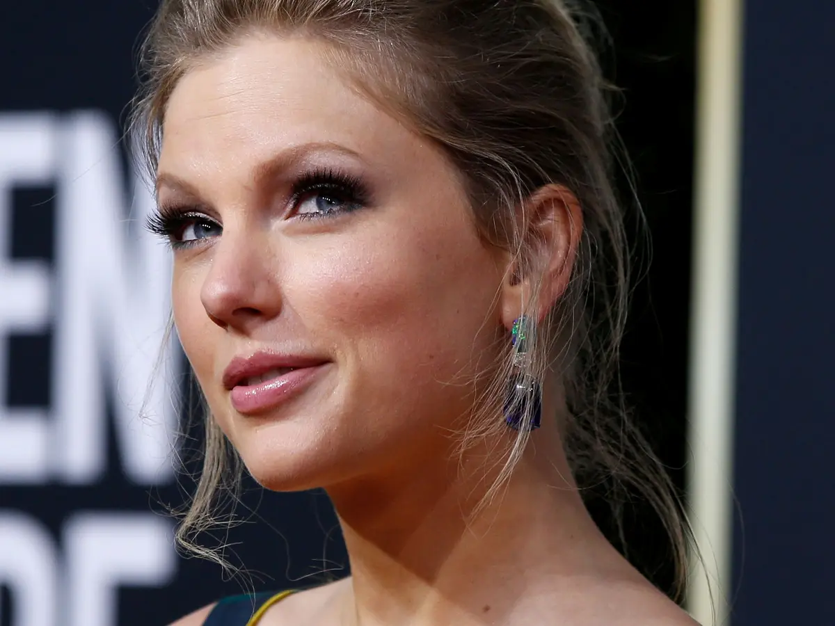 تايلور سويفت تتألق بإشراقة طبيعية.. خبيرة تجميل تكشف السر!