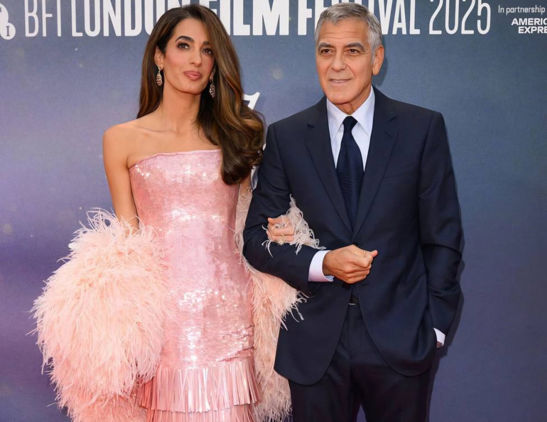 أمل كلوني تتألق بالفرو وبفستان من الترتر المعدني