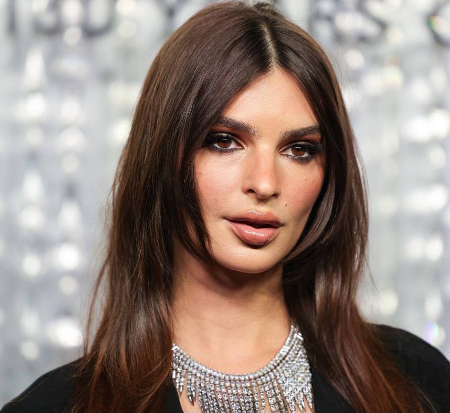 إميلي راتاجكوفسكي تخطف الأنظار بـ"شلال الكريستالات" في معرض شواروفسكي بهوليوود