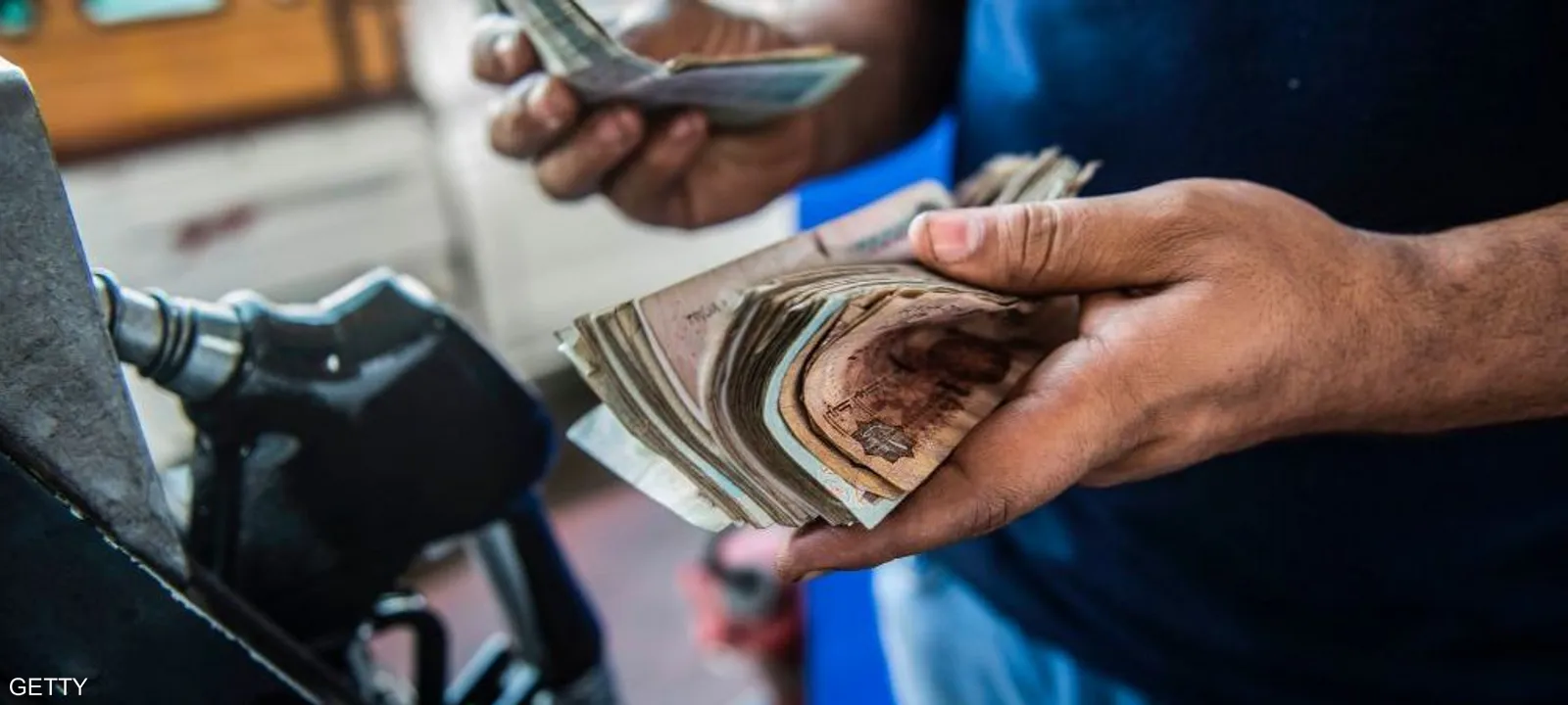 مصر ترفع أسعار الوقود مجددًا وتثبتها لعام كامل كحد أدنى
