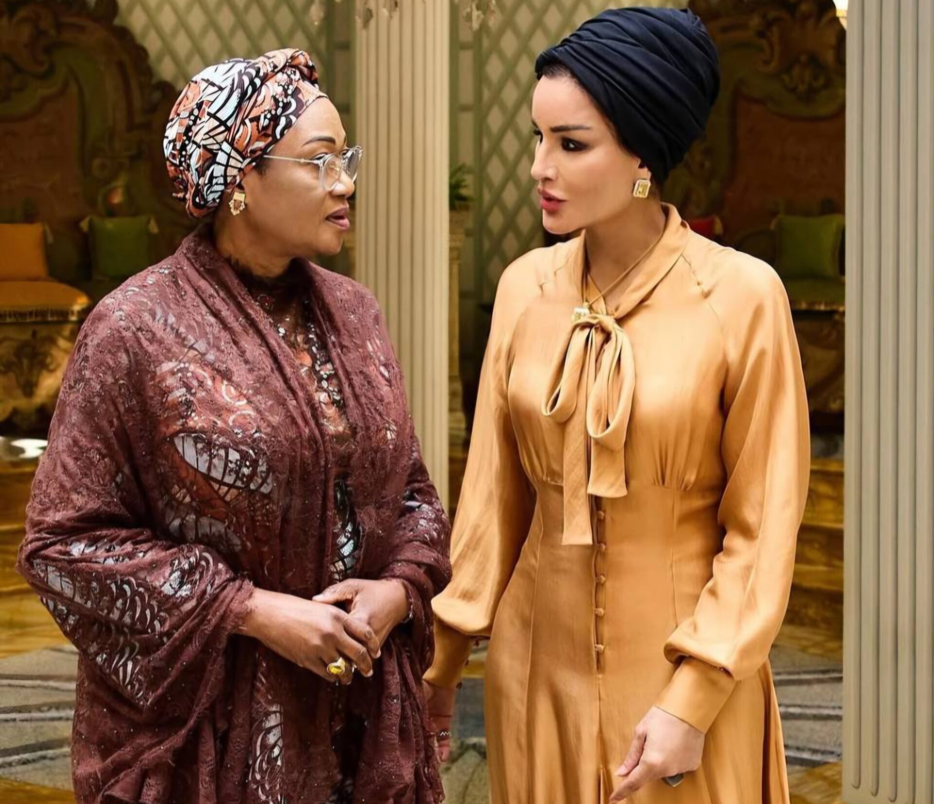 الشيخة موزة تخطف الأنظار بأناقة كلاسيكية في لقاء دبلوماسي مع السيدة الأولى لنيجيريا