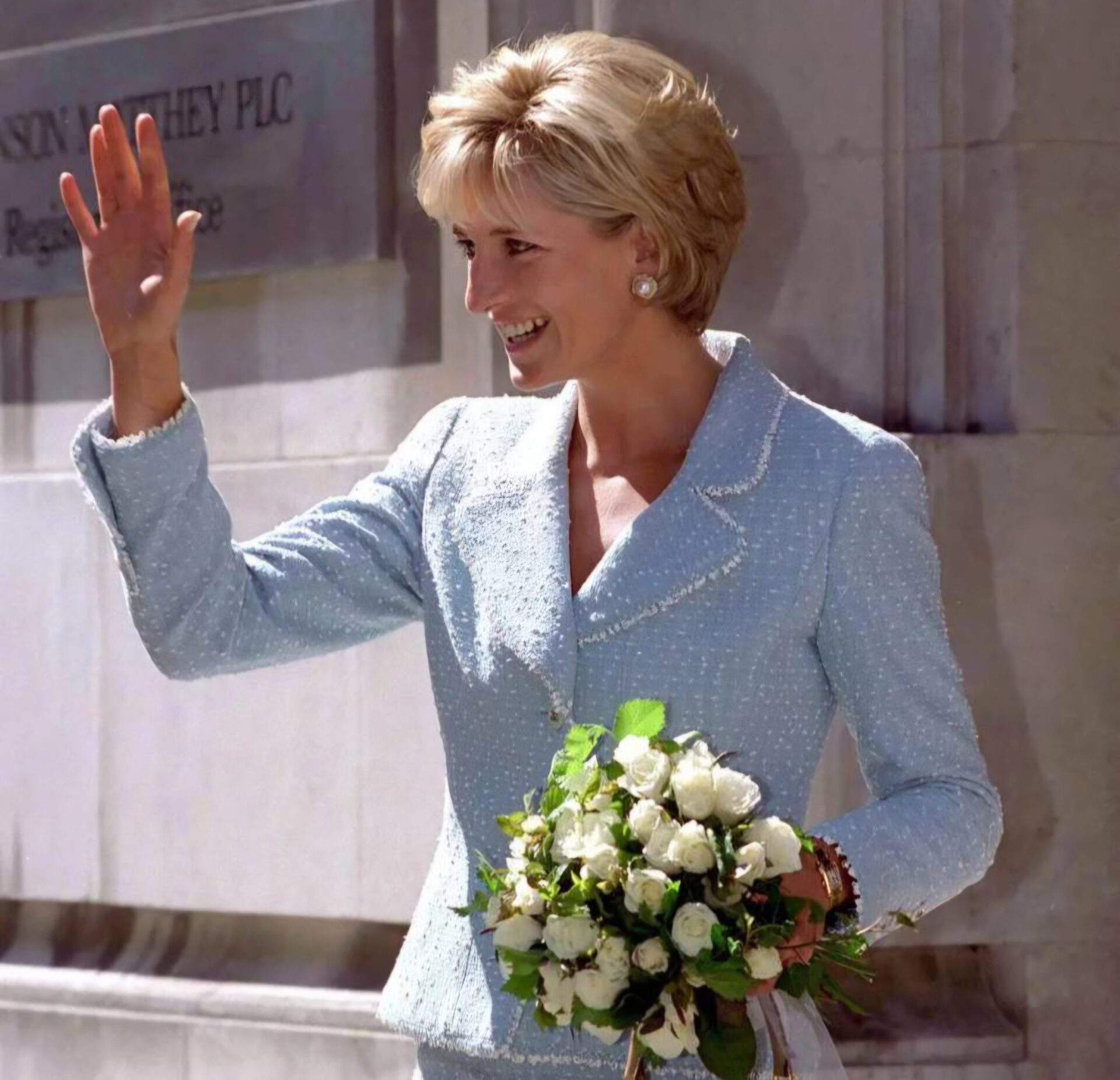 بدلة كوكو شانيل: حين وُلدت الأناقة الحديثة من رحم التمرّد