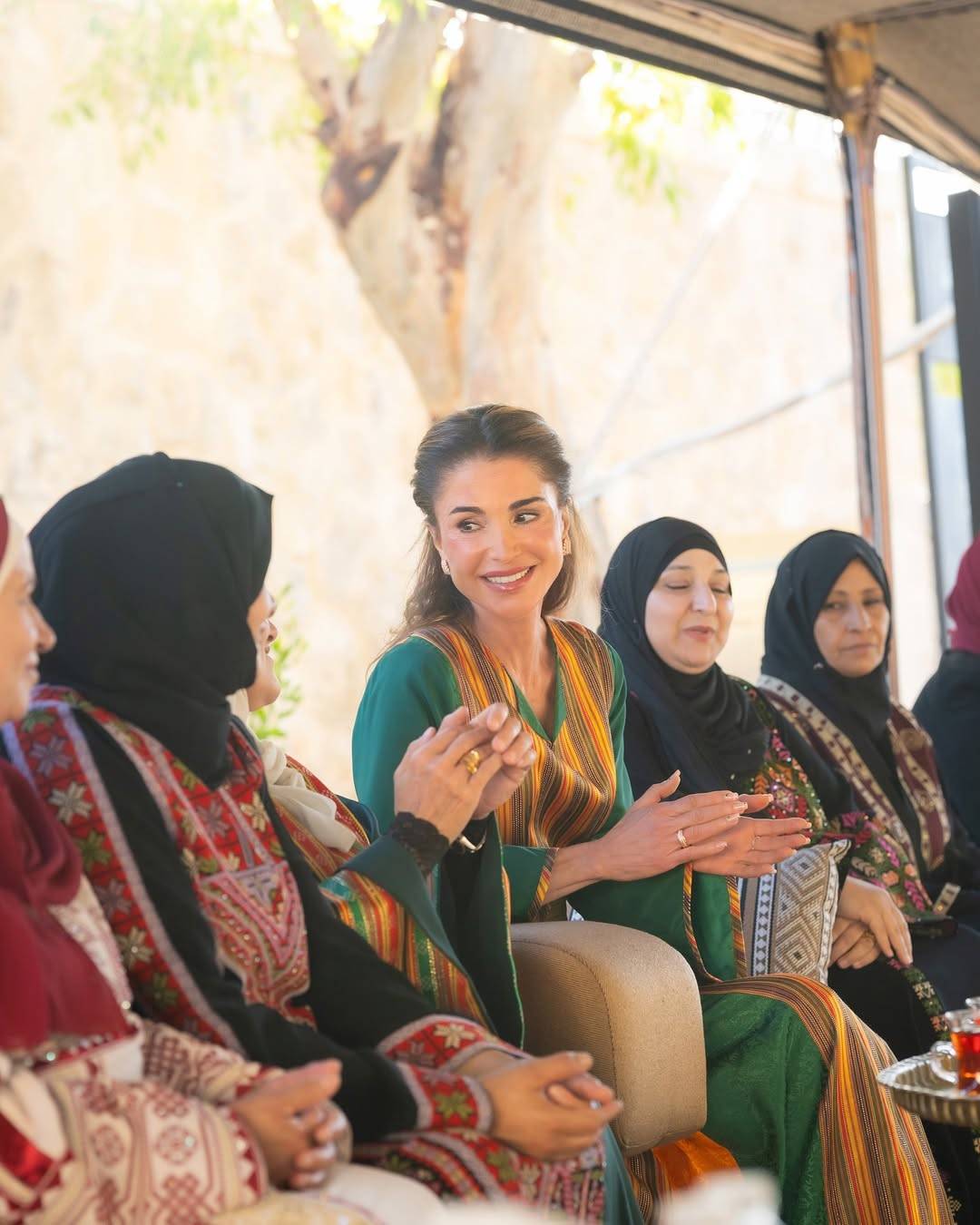 الملكة رانيا العبدالله تتألق بالأخضر والبرتقالي… أناقة ملكية بتفاصيل شرقية