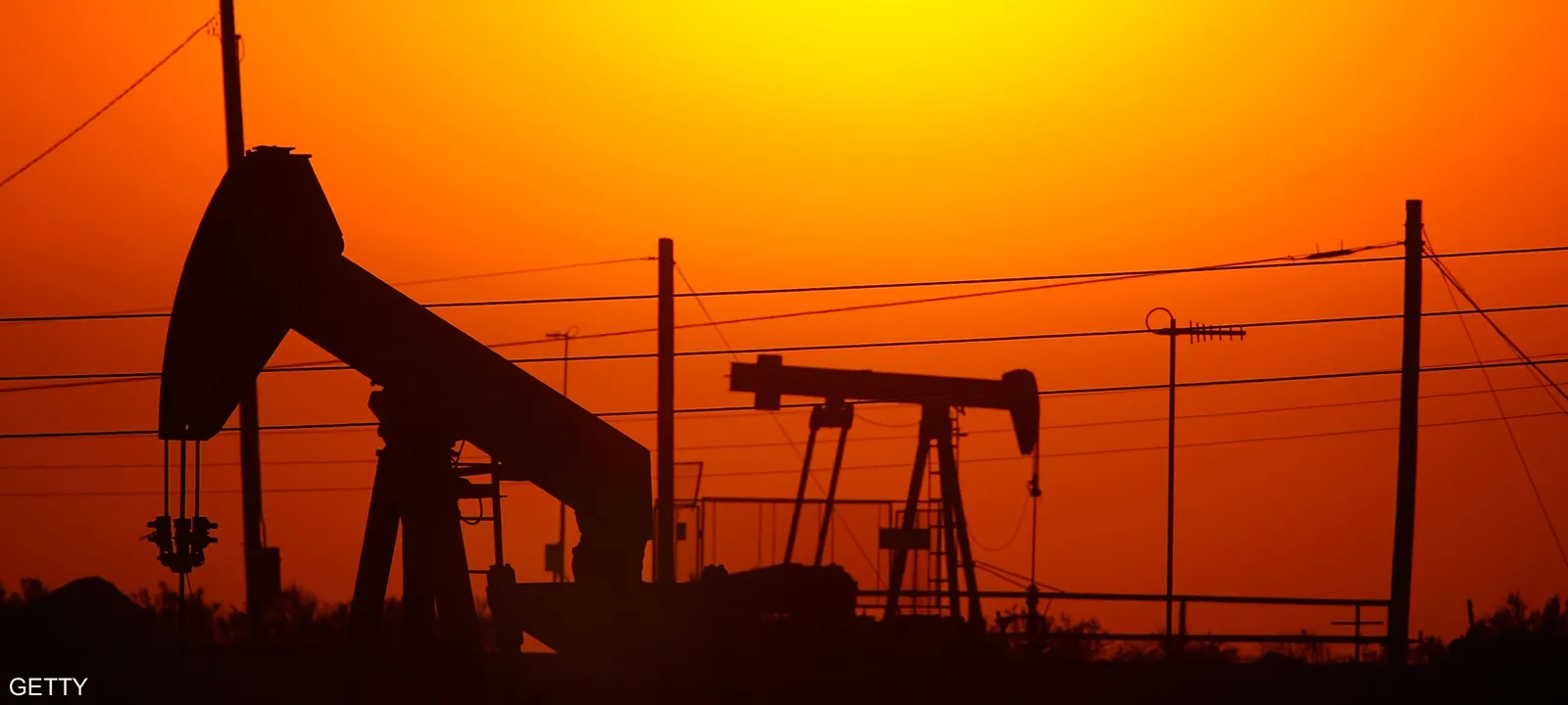 أسعار النفط تهبط للشهر الثالث