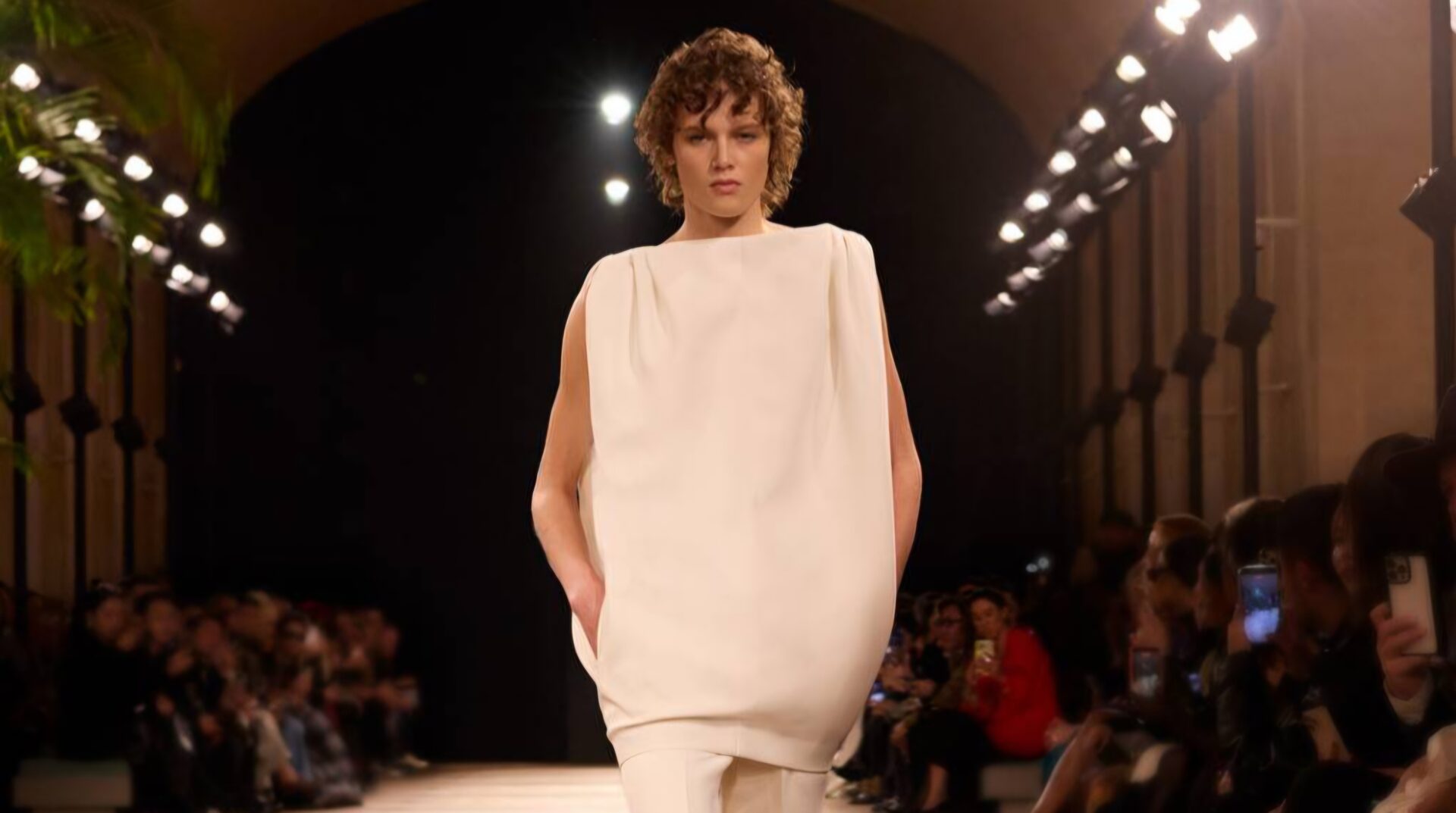 بالنسياغا تكشف عن مجموعة صيف 2026 باستخدام قماش "نيو غازار" المميز