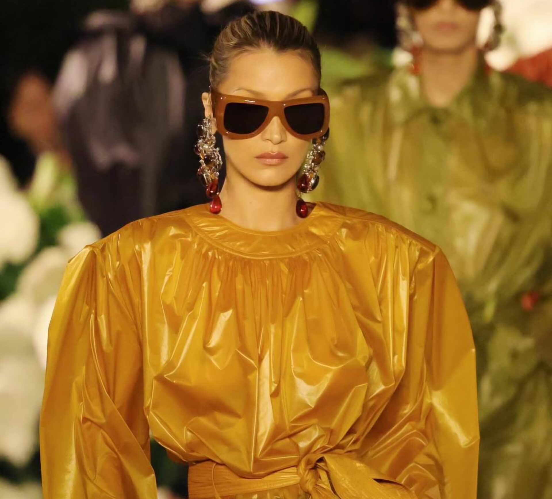 بيلا حديد تعود إلى منصات باريس بعد غياب بسبب المرض