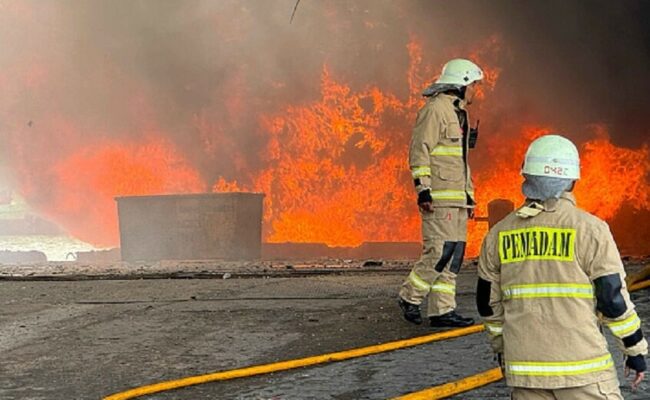 مصرع 10 في حريق على ناقلة نفط بإندونيسيا