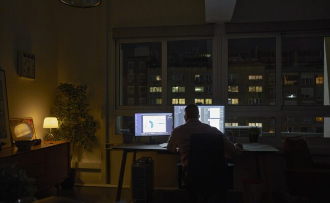 دراسة صينية: العمل الليلي الدائم يرفع خطر الإصابة بالقولون العصبي بنسبة 36%