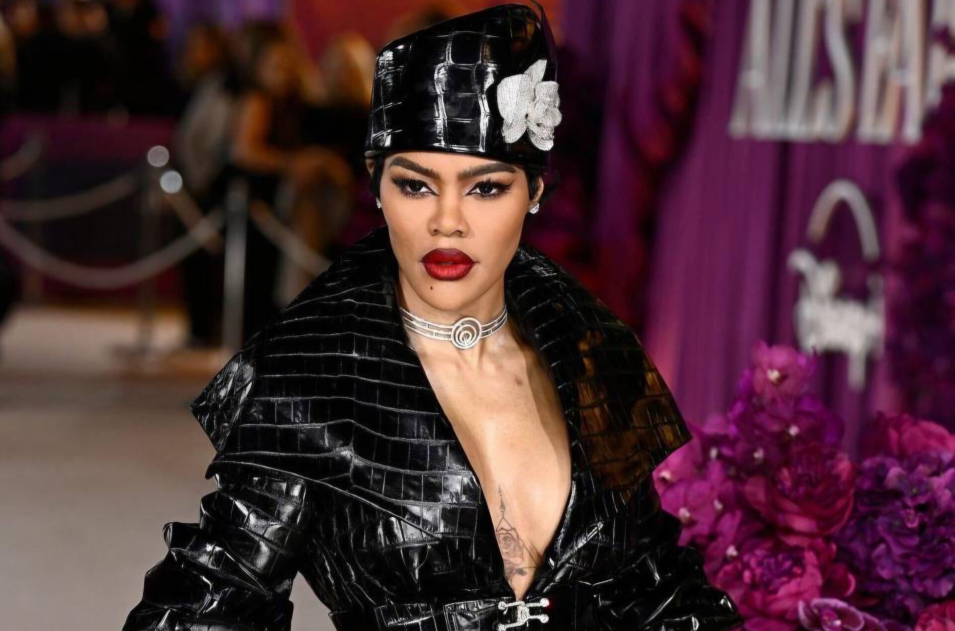 تيانا تايلور تتألق بالجلد الأسود في عرض "All’s Fair" بلندن