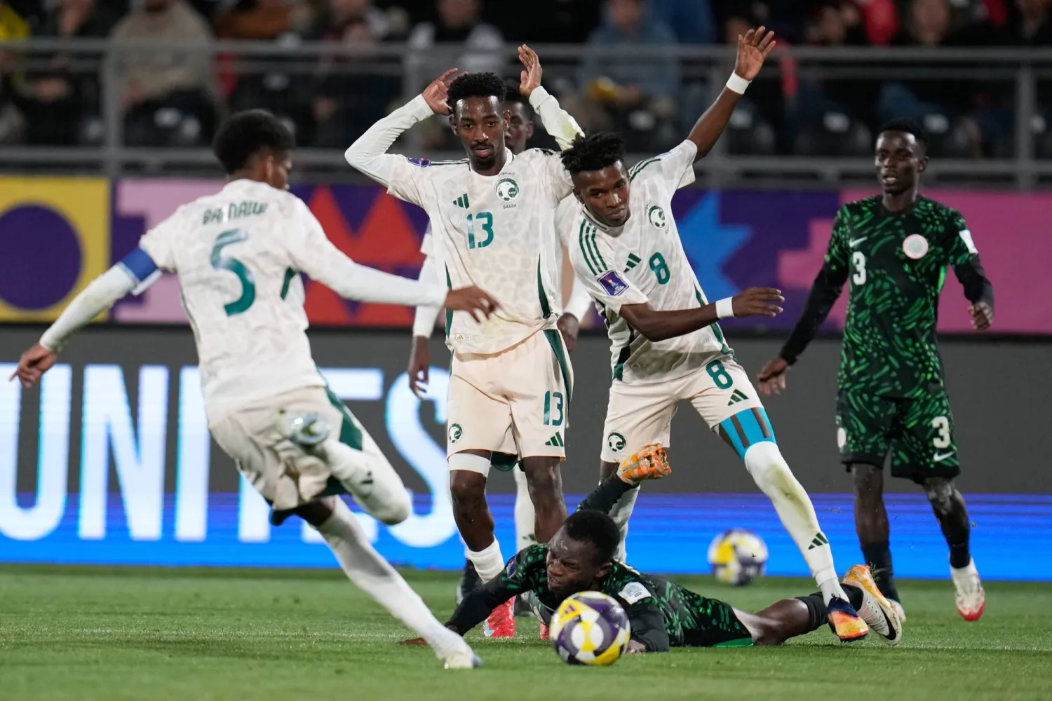 السعودية تسقط أمام نيجيريا بثلاثية وتُعقّد فرصها في التأهل بمونديال الشباب