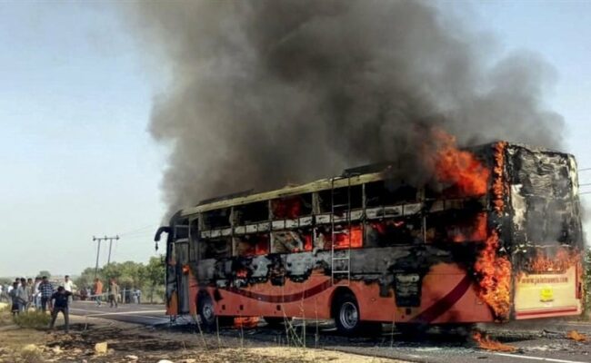 مأساة في الهند: 20 ضحية في احتراق حافلة بعد اصطدامها بدراجة نارية