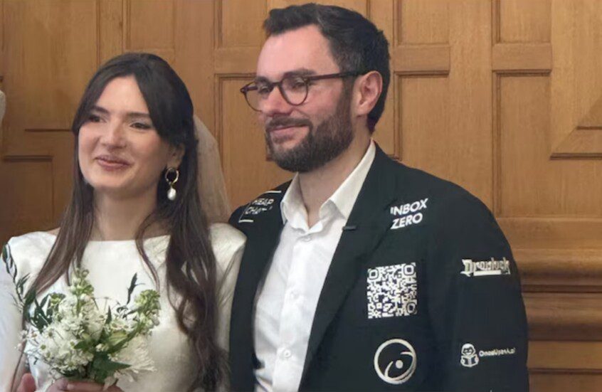 عريس فرنسي يحوّل بدلته إلى لوحة إعلانات لتمويل زفافه!