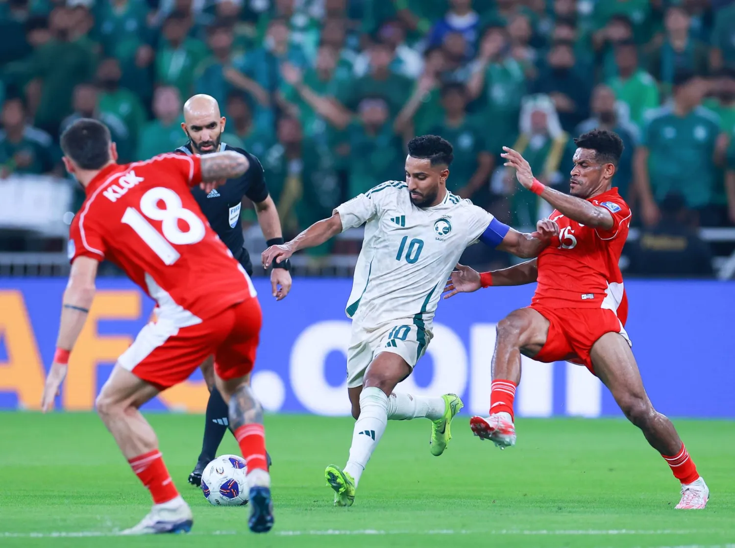 السعودي سالم الدوسري والقطري أكرم عفيف والماليزي عارف حنبي يتنافسون على جائزة أفضل لاعب آسيوي