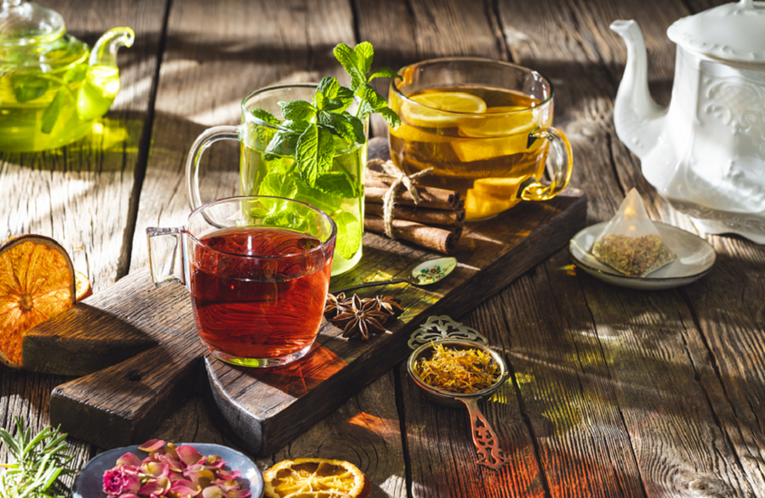الشاي اليومي: فوائد صحية لكل ساعة من اليوم