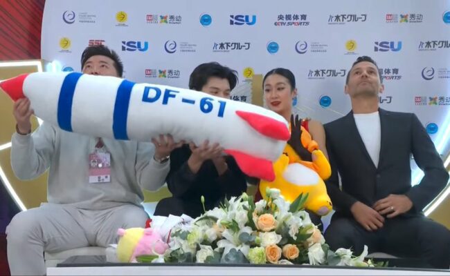 تحقيق دولي مع ثنائي صيني في التزلج بعد حمل «لعبة صاروخ باليستي» على الهواء