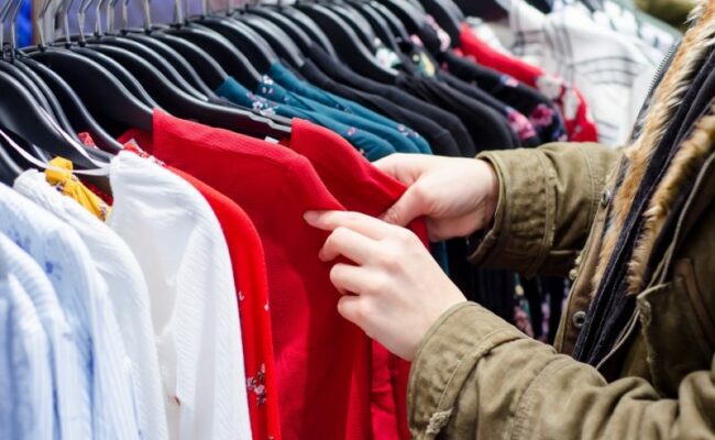 ابتكارات نسيجية «ذكية» تنتقل من الرياضة إلى الأزياء اليومية… والهدف: راحة أعلى وأثر بيئي أقل