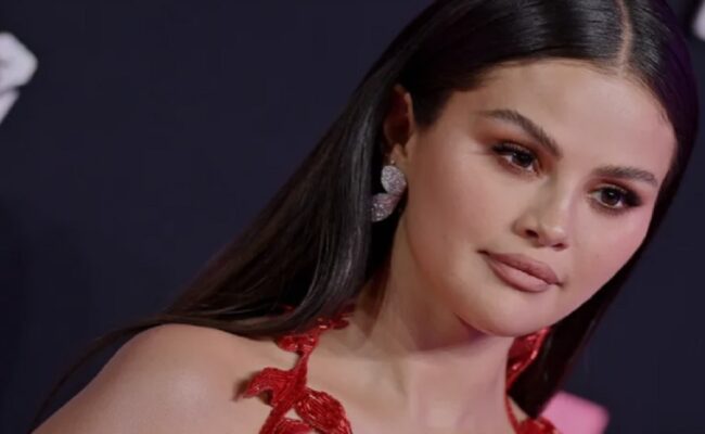 سيلينا غوميز ترد على تصريحات هايلي بيبر بشأن المنافسة بين علاماتهما التجارية